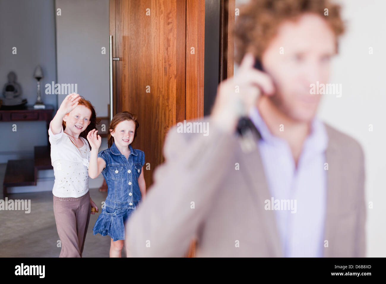 Töchter winken verabschieden Vater Stockfoto