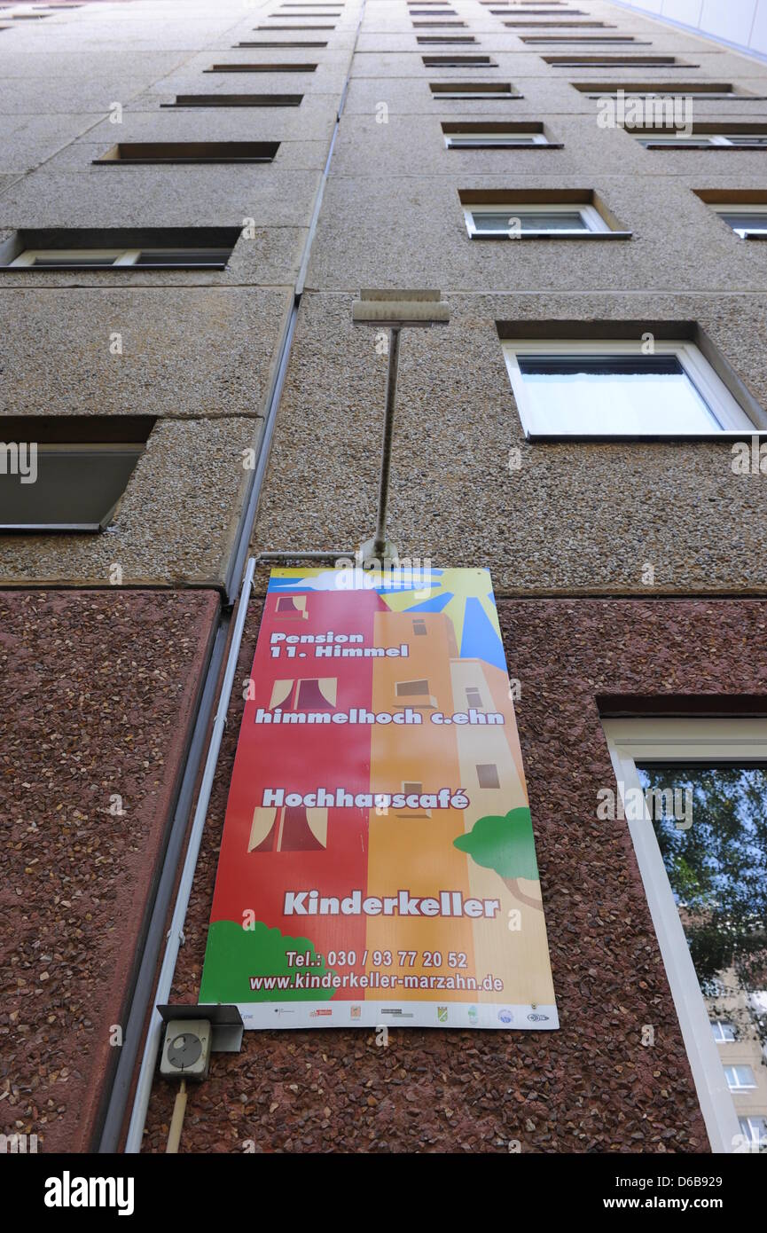 Die Kultur High Rise befindet sich im Stadtteil Marzahn in Berlin ist am 20. August 2012, Deutschland abgebildet. Das kulturelle Zentrum umfasst einen Treffpunkt für Kinder und Jugendliche, ein Treffpunkt der Nachbarschaft und die Renten "11. Heaven" und "Himmelhoch C.ehn" vom Verein "Kinderring Berlin e.V." angeboten. Die Renten wurden Deisgned von Kindern und Künstlern und der Pension "H Stockfoto