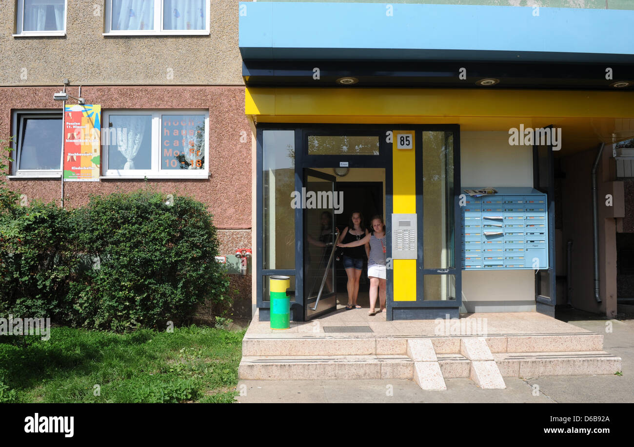 Die Kultur High Rise befindet sich im Stadtteil Marzahn in Berlin ist am 20. August 2012, Deutschland abgebildet. Das kulturelle Zentrum umfasst einen Treffpunkt für Kinder und Jugendliche, ein Treffpunkt der Nachbarschaft und die Renten "11. Heaven" und "Himmelhoch C.ehn" vom Verein "Kinderring Berlin e.V." angeboten. Die Renten wurden Deisgned von Kindern und Künstlern und der Pension "H Stockfoto