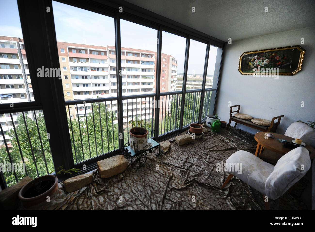 Abgebildet ist ein Zimmer mit Blick auf Rente "Himmelhoch C.ehn" innerhalb der Kultur High Rise im Bezirk Marzahn in Berlin befindet sich am 20. August 2012, Deutschland. Das kulturelle Zentrum umfasst einen Treffpunkt für Kinder und Jugendliche, ein Treffpunkt der Nachbarschaft und die Renten "11. Heaven" und "Himmelhoch C.ehn" vom Verein "Kinderring Berlin e.V." angeboten. Die Renten wurden Stockfoto