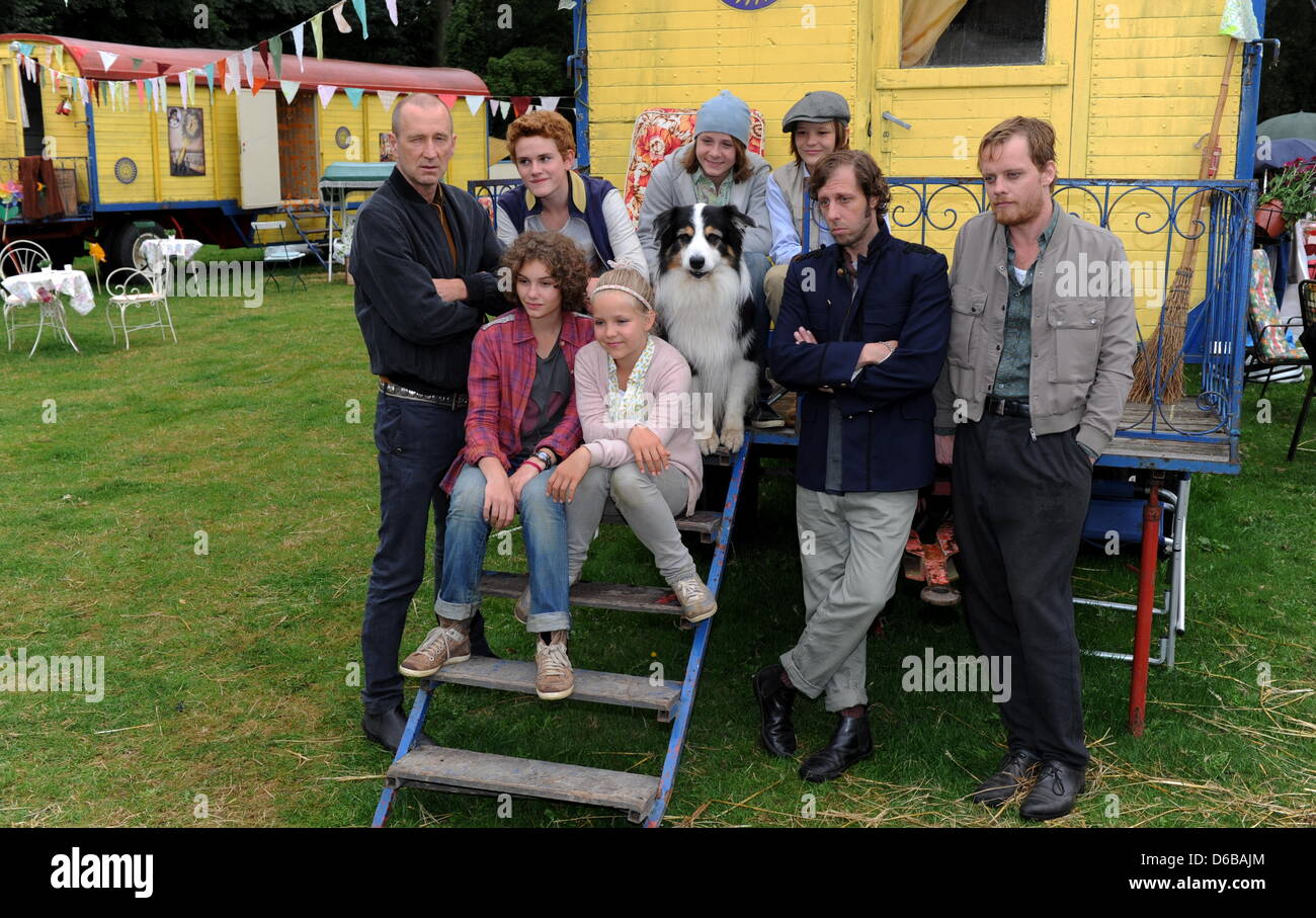 Deutsche Schauspieler Peter Lohmeyer (L-R), Valeria Eisenbart, Quirin Oettl, Neele-Marie Nickel, Justus Schlingensiepen, Kristo Ferkic, Oliver Korittke, Regisseur Mike Marzuk und Stefan Konarske posieren für ein Foto am Set des Films "Fuenf Freunde 2 (fünf Freunde 2) mit Hund Coffey in Eckernfoerde, Deutschland, 24. August 2012. Der Film soll im Januar 2013 in den deutschen Kinos zu sehen sein. Pho Stockfoto