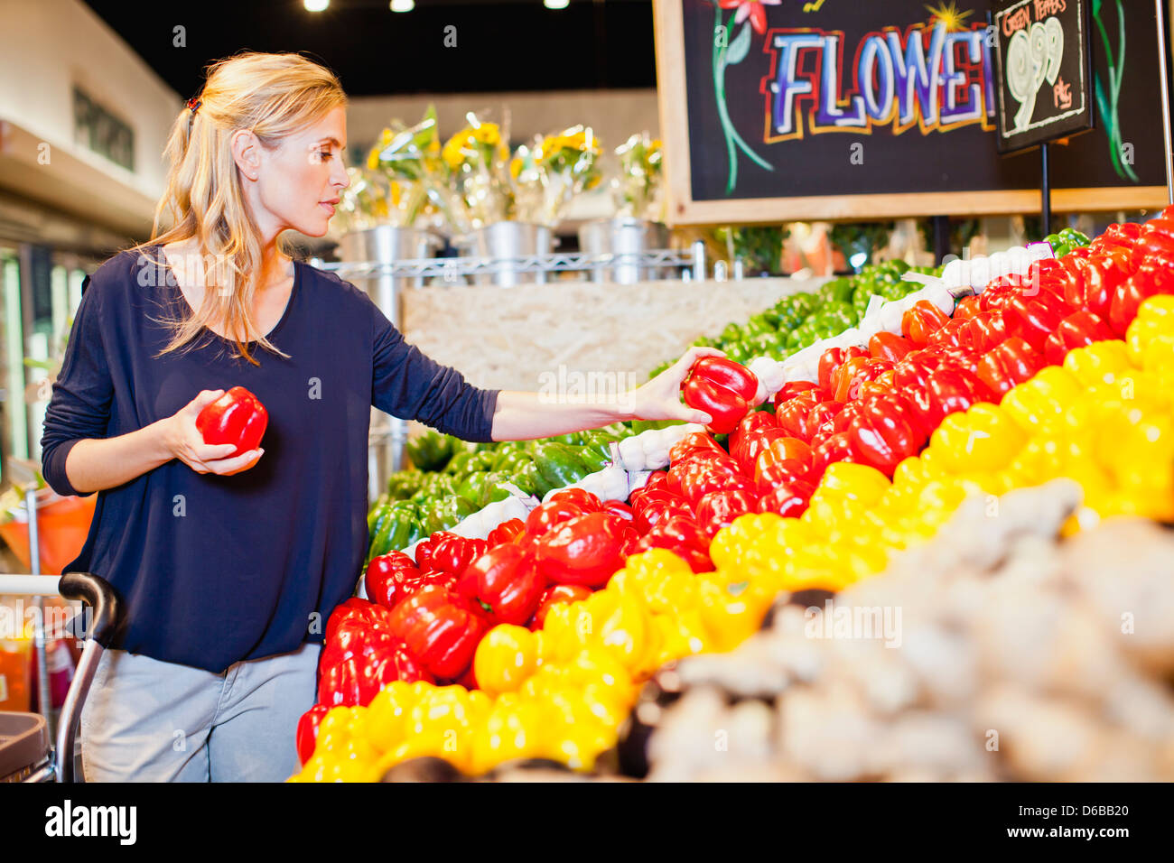 Frau im Supermarkt einkaufen Stockfoto