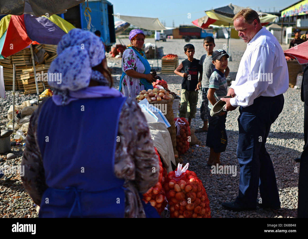 Bundesminister für wirtschaftliche Zusammenarbeit und Development Dirk Niebel (R) Besuch ein Marktes in Kurgan-Thieb, Tadschikistan, 25. August 2012. Niebel ist bei einem Besuch in Zentralasien für mehrere Tage Foto: HANNIBAL Stockfoto