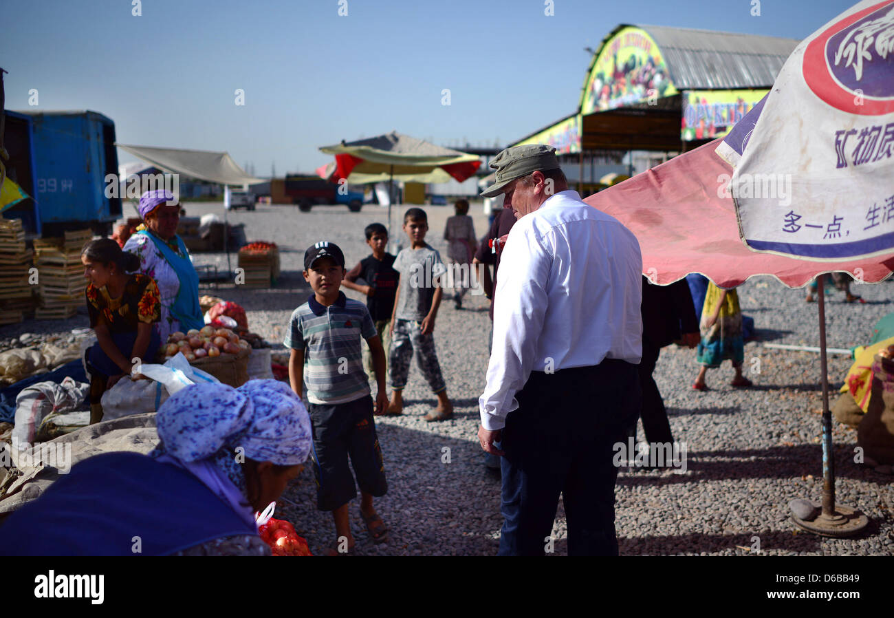 Bundesminister für wirtschaftliche Zusammenarbeit und Entwicklung Dirk Niebel (vorne) besucht einen Markt in Kurgan-Thieb, Tadschikistan, 25. August 2012. Niebel ist bei einem Besuch in Zentralasien für mehrere Tage Foto: HANNIBAL Stockfoto