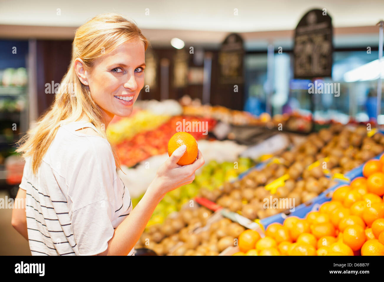 Frau im Supermarkt einkaufen Stockfoto