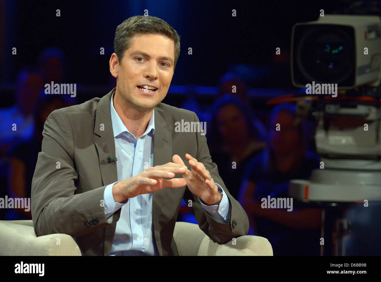 Ingo Zamperoni, TV-Moderatorin die Nachrichtensendung "Tagesthemen" des Fernsehsenders ARD, ist die Talkshow "3nach9" in Bremen, Deutschland, 24. Juni 2012 abgebildet. Foto: Frank Pusch Stockfoto