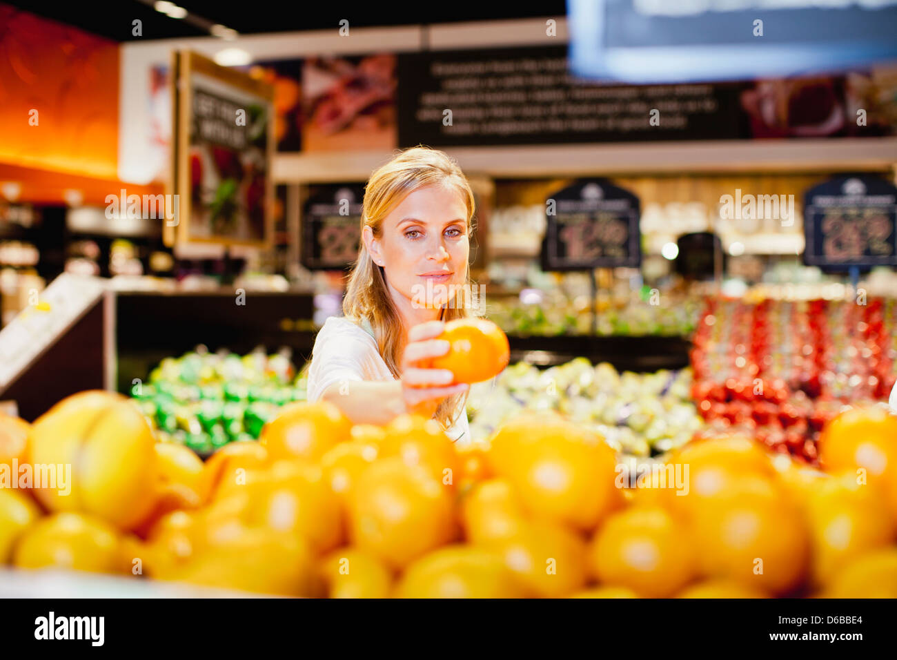 Frau im Supermarkt einkaufen Stockfoto
