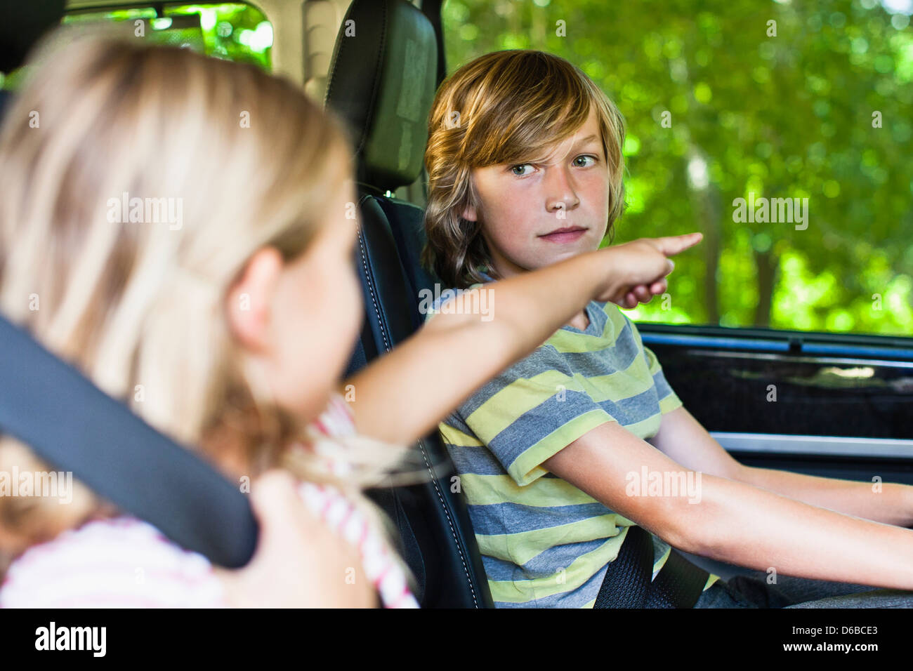 Kinder sitzen auf dem Auto Rücksitz Stockfoto