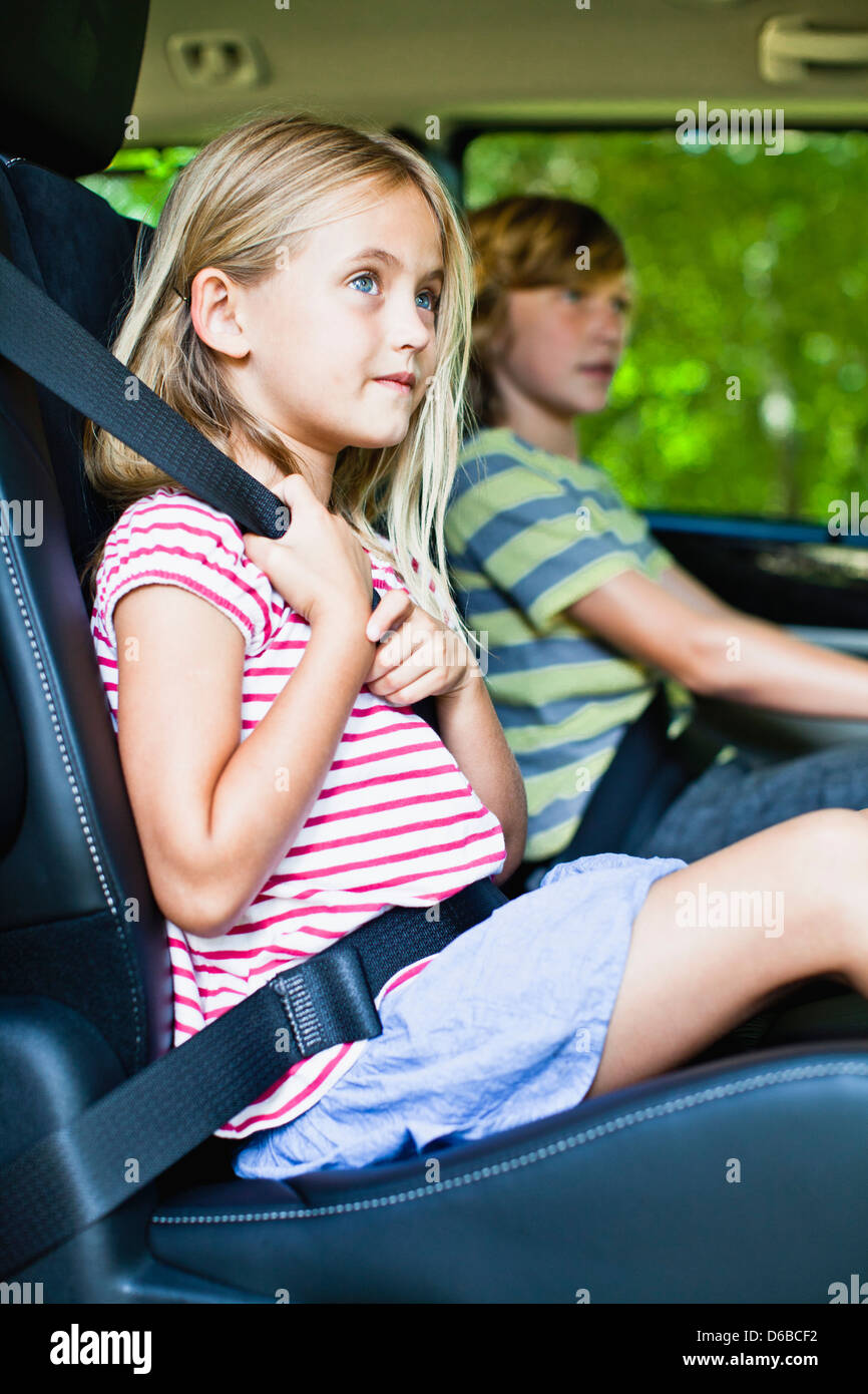 Mädchen sitzen im Auto-Kindersitz Stockfoto