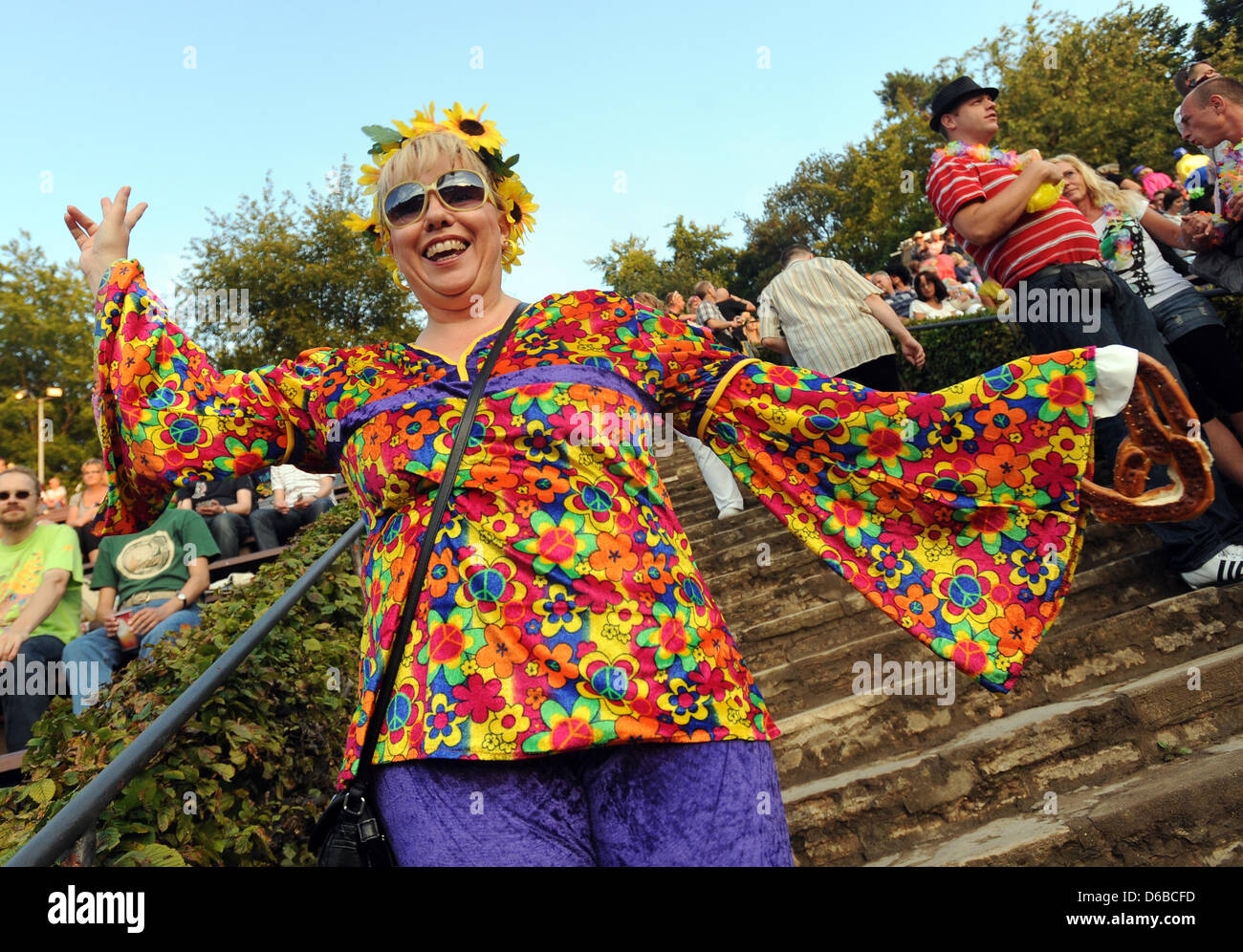 Besucher eines Konzertes des Folk-Sänger Dieter Thomas Kuhn tragen Kostüme  Waldbühne in Berlin, Deutschland, 25. August 2012. Foto: Britta Pedersen  Stockfotografie - Alamy