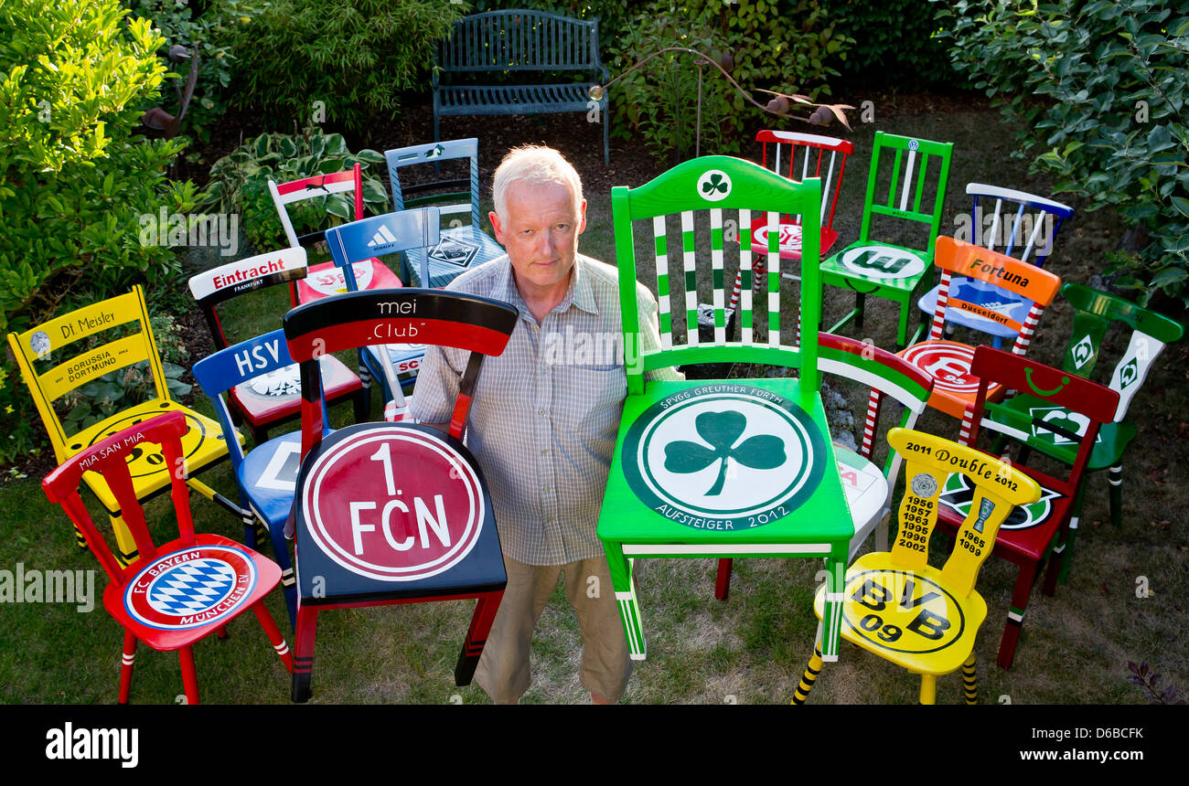 Ehemaliger Beamter der Bvarian Football Association, die Manfred Roedig mit Stühlen stellt gemalt mit den Logos der deutschen Bundesliga Fußballvereine, abgebildet in Schwabach, Deutschland, 23. August 2012. Die Rentner dekoriert die Stühle in Erwartung an den Start der neuen Bundesliga-Saison. Foto: Daniel Karmann Stockfoto