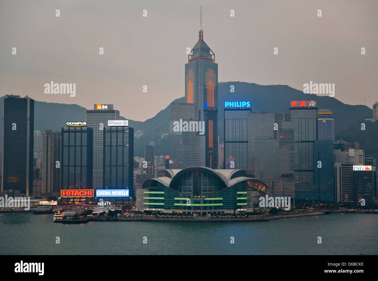 China, Hong Kong, Abend-Ansicht von Wanchai, Hong Kong Convention und Exhibition Center und Central Plaza Buiilding Stockfoto
