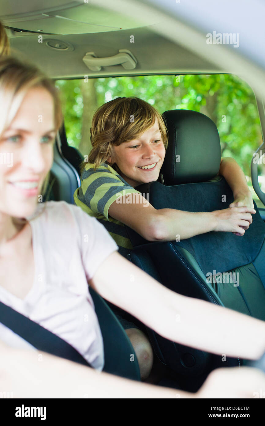 Mutter und Sohn im Auto fahren Stockfoto