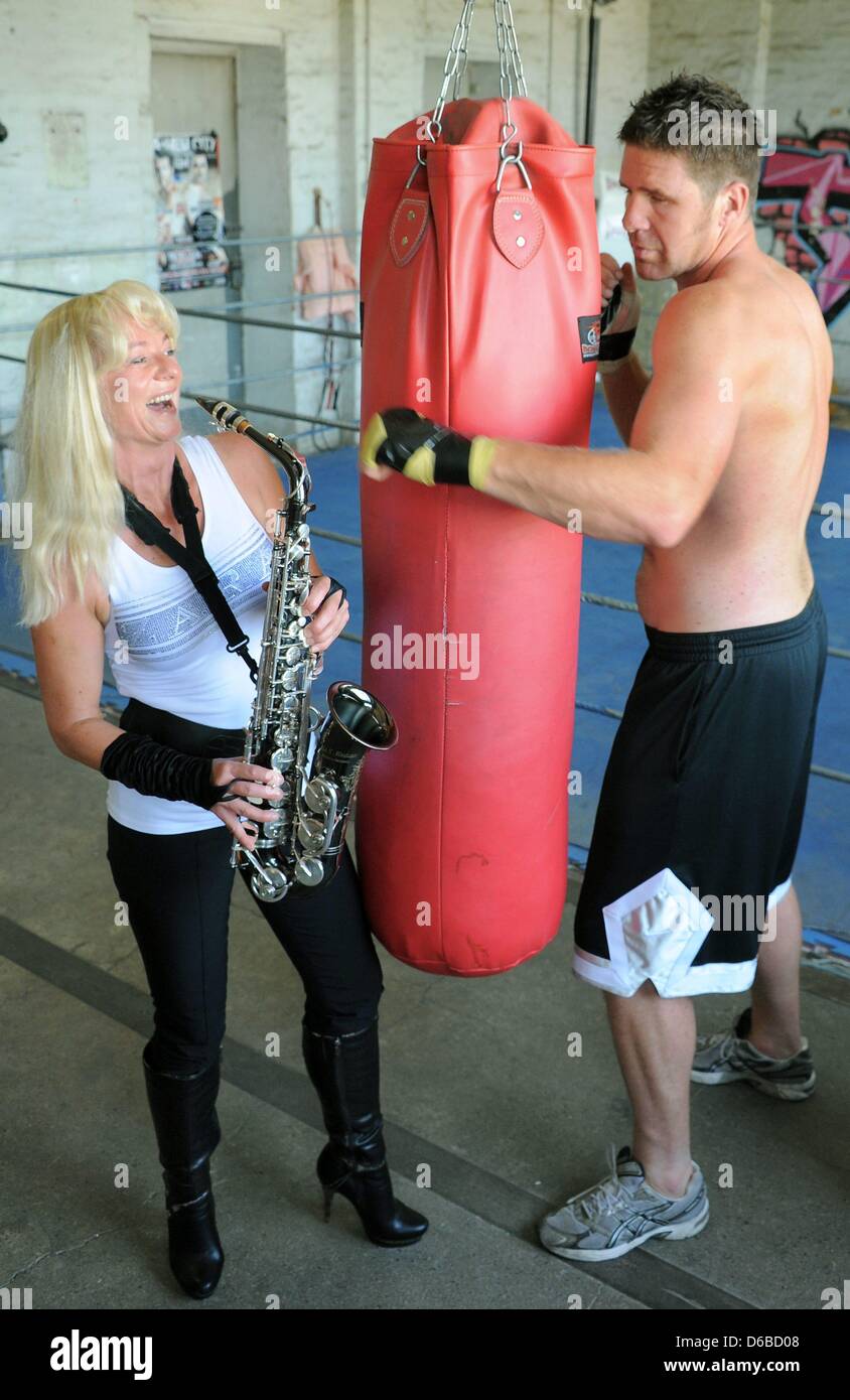 Saxophonistin Kathrin Eipert posiert für Fotos mit Boxer Timo Hoffmann, in Halle, Deutschland, 20. August 2012. 47-j hrige Herr Hoffmann trainiert derzeit für eine Europäische Vereinigung kämpfen Spiel am 14. September 2012 in Halle-Neustadt gegen Steffen Kretschmann. Foto: Waltraud Grubitzsch Stockfoto