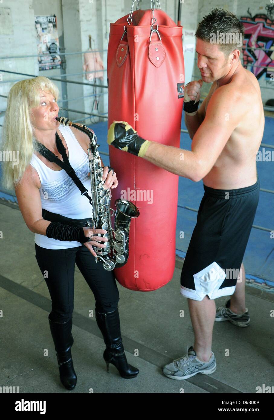 Saxophonistin Kathrin Eipert posiert für Fotos mit Boxer Timo Hoffmann, in Halle, Deutschland, 20. August 2012. 47-j hrige Herr Hoffmann trainiert derzeit für eine Europäische Vereinigung kämpfen Spiel am 14. September 2012 in Halle-Neustadt gegen Steffen Kretschmann. Foto: Waltraud Grubitzsch Stockfoto