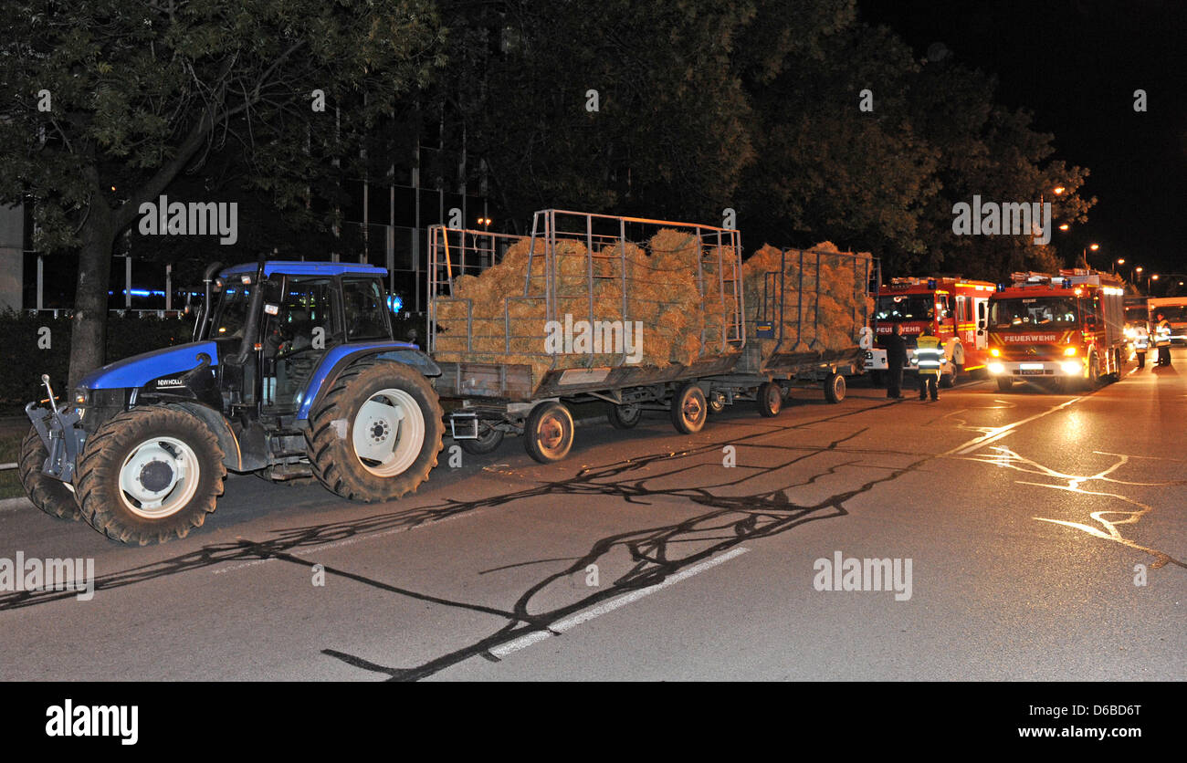 ein traktor beladen mit stroh steht neben einem feuerwehrauto nach eine 250 kg bombe in munchen anfang 28 august 2012 entdeckt worden war der blindganger wurde bei bauarbeiten auf dem gelande einer ehemaligen