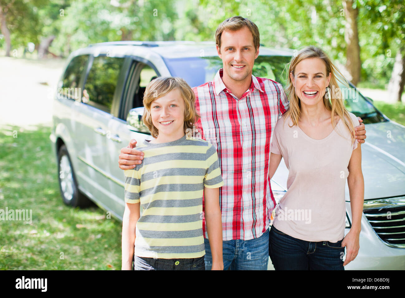Familie lächelnd zusammen mit dem Auto Stockfoto