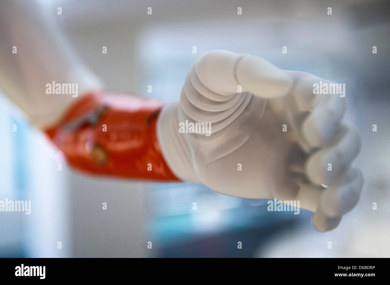 Ein myoelektrischen angetriebenen Griff Prothesen (Michelangelo Hand) ist in der Medizintechnik-Hersteller Ottobock in Duderstadt, Deutschland, 22. August 2012 abgebildet. Foto: Emily Wabitsch Stockfoto