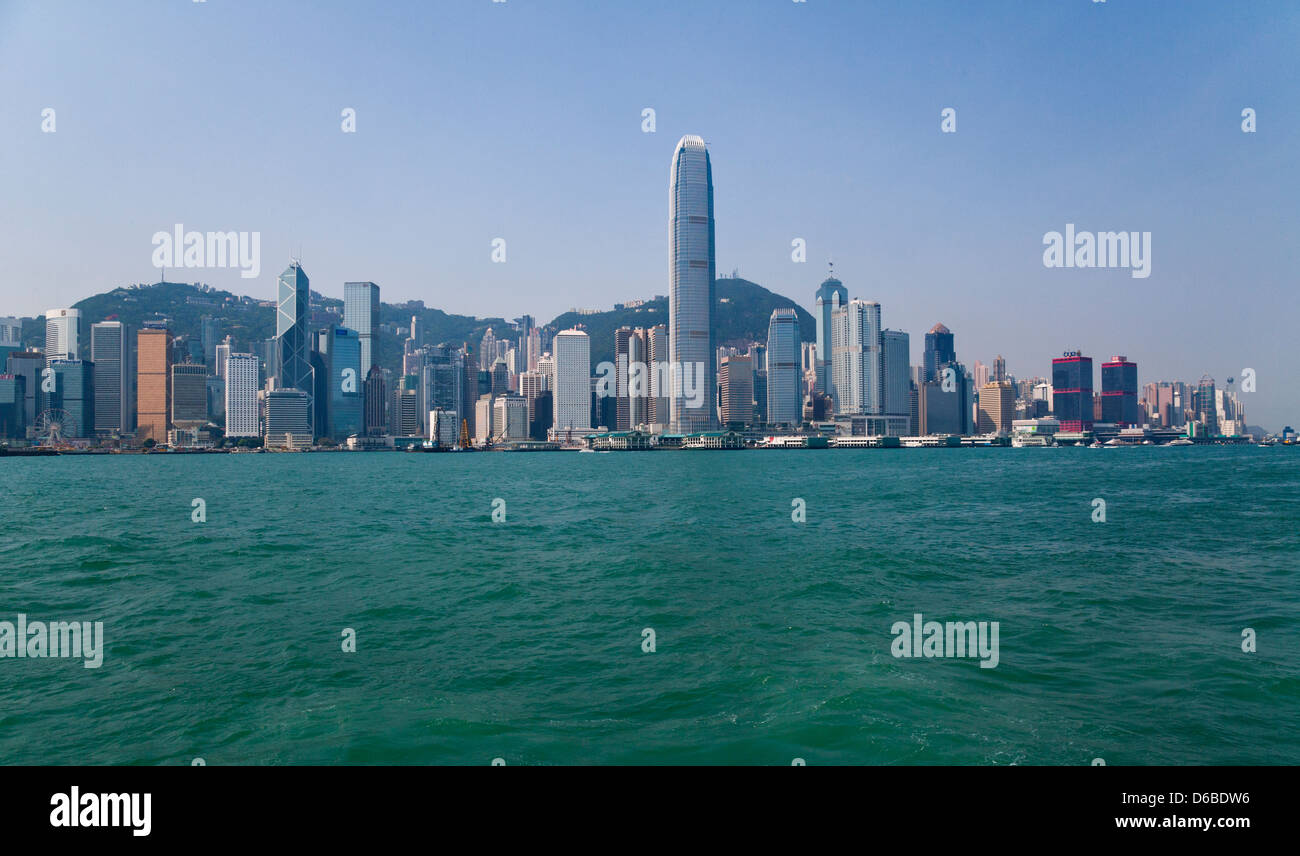 China, Hong Kong, Aussicht auf die Skyline von Central District über den Victoria Harbour Stockfoto