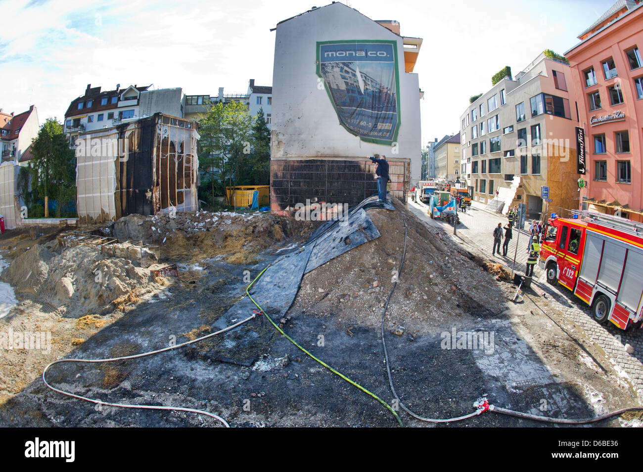 Journalisten machen Sie Fotos von einem Bombentrichter auf dem Gelände einer kontrollierten Detonation von einer Fliegerbombe in München, 29. August 2012. In der Nacht vom 28. auf den 29. August 2012 wurde die Bombe gezündet. Nur wenige Stunden, nachdem die kontrollierte Sprengung der ersten Resdients in ihre Heimat zurückgekehrt. Feuerwehr-Muncih hat am Mittwoch angekündigt, dass der Evakuierungszone reduziert worden war. PH Stockfoto