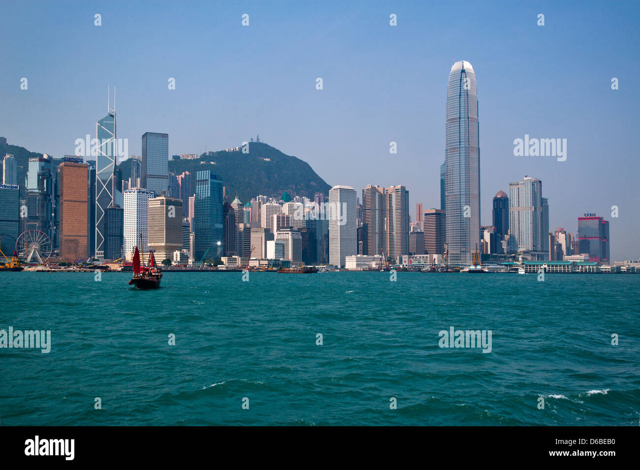 China, Hong Kong, Aussicht auf die Skyline von Central District über den Victoria Harbour Stockfoto