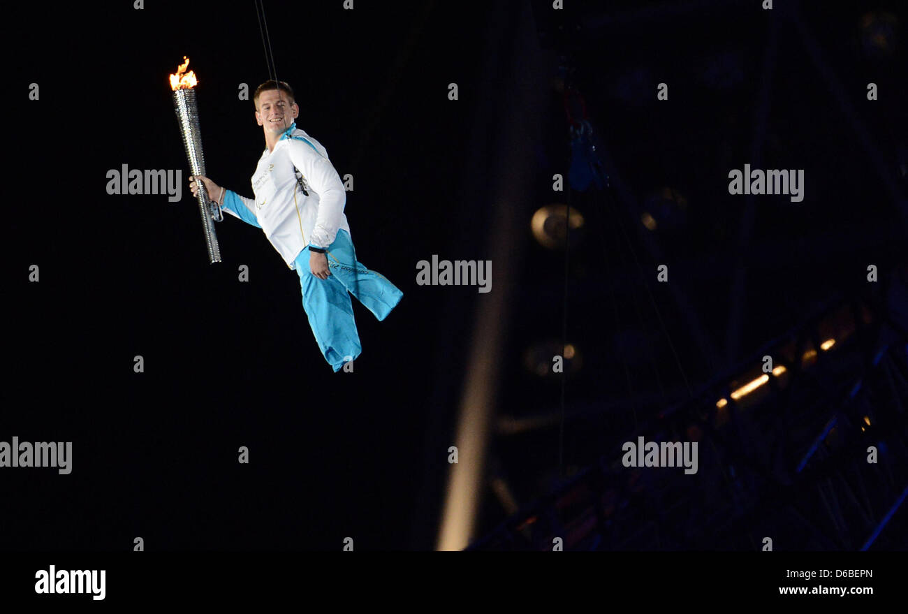 Joe Townsend trägt die Fackel während der Eröffnungsfeier der Paralympics London 2012 im Olympiastadion, London, Großbritannien, 29. August 2012. Foto: Julian Stratenschulte dpa Stockfoto