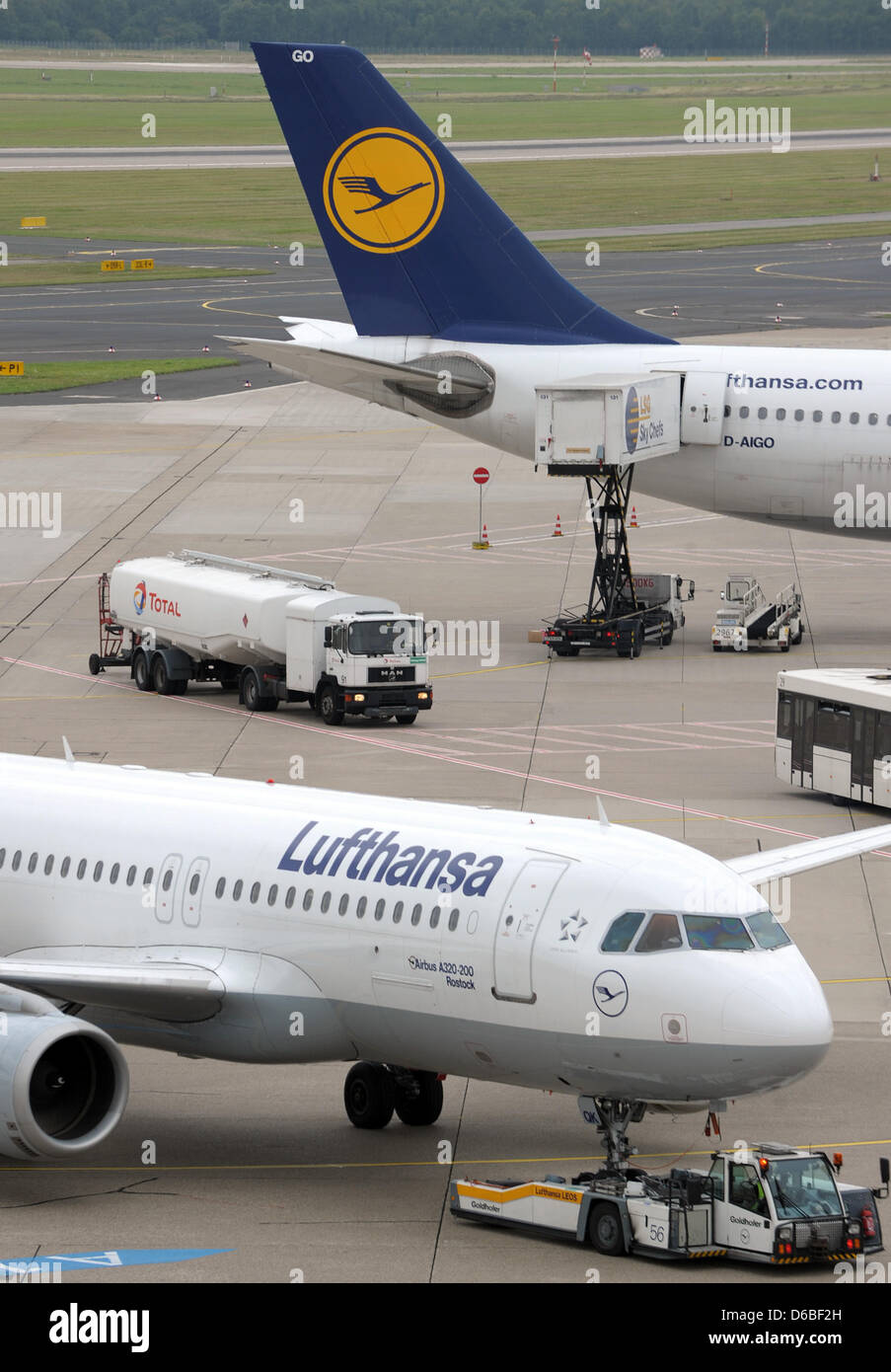 Lufthansa-Flugzeuge sind für den Start auf dem Flughafen in Düsseldorf, 30. August 2012 vorbereitet. Lufthansa-Mitarbeiter gehen in den Streik am 31. August 2012. Foto: FEDERICO GAMBARINI Stockfoto