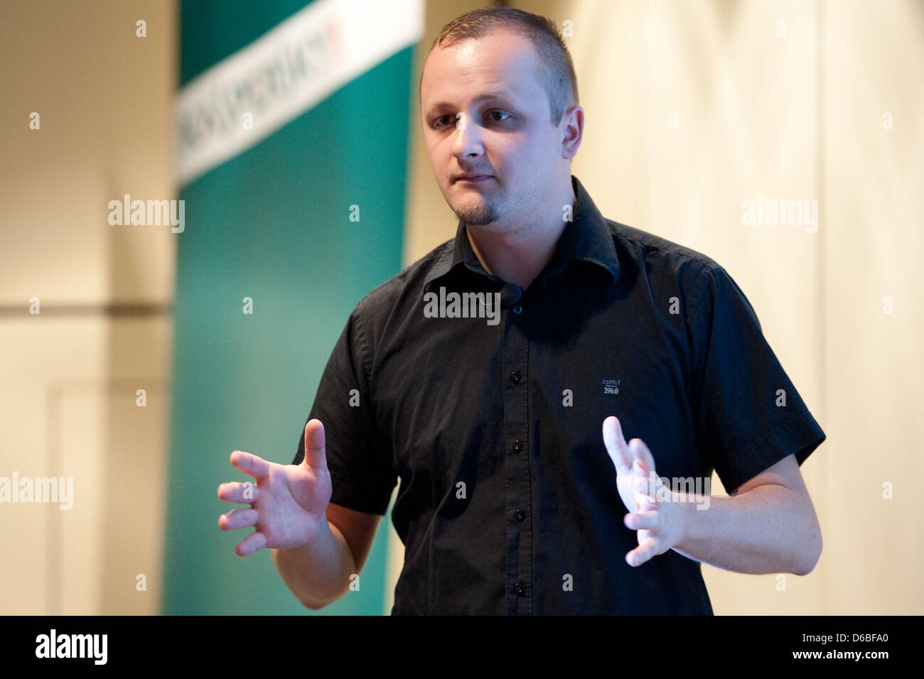 Malware-Analyst bei Kaspersky Lab und Anti-Computer-Virus-Experten des Computer-Sicherheitsfirma Kaspersky, Marco Preuss, spricht auf einer Pressekonferenz bei der internationalen Funk Ausstellung (IFA) 2012 in Berlin, Deutschland, 30. August 2012. IFA findet zwischen 31. August und am 5. September 2012 auf dem Messegelände unter dem Funkturm. Foto: ROBERT SCHLESINGER Stockfoto