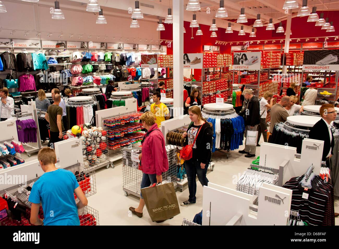 Käufer sehen Sie sich Kleidung im Shop Sportbekleidung Firma Puma bei der  FOC-Ochtrup in Ochtrup, Deutschland, 30. August 2012. Die einzige FActory- Outlet-Center in Nort Nordrhein-Westfalen ist jetzt offen für den Handel.  Betreiber