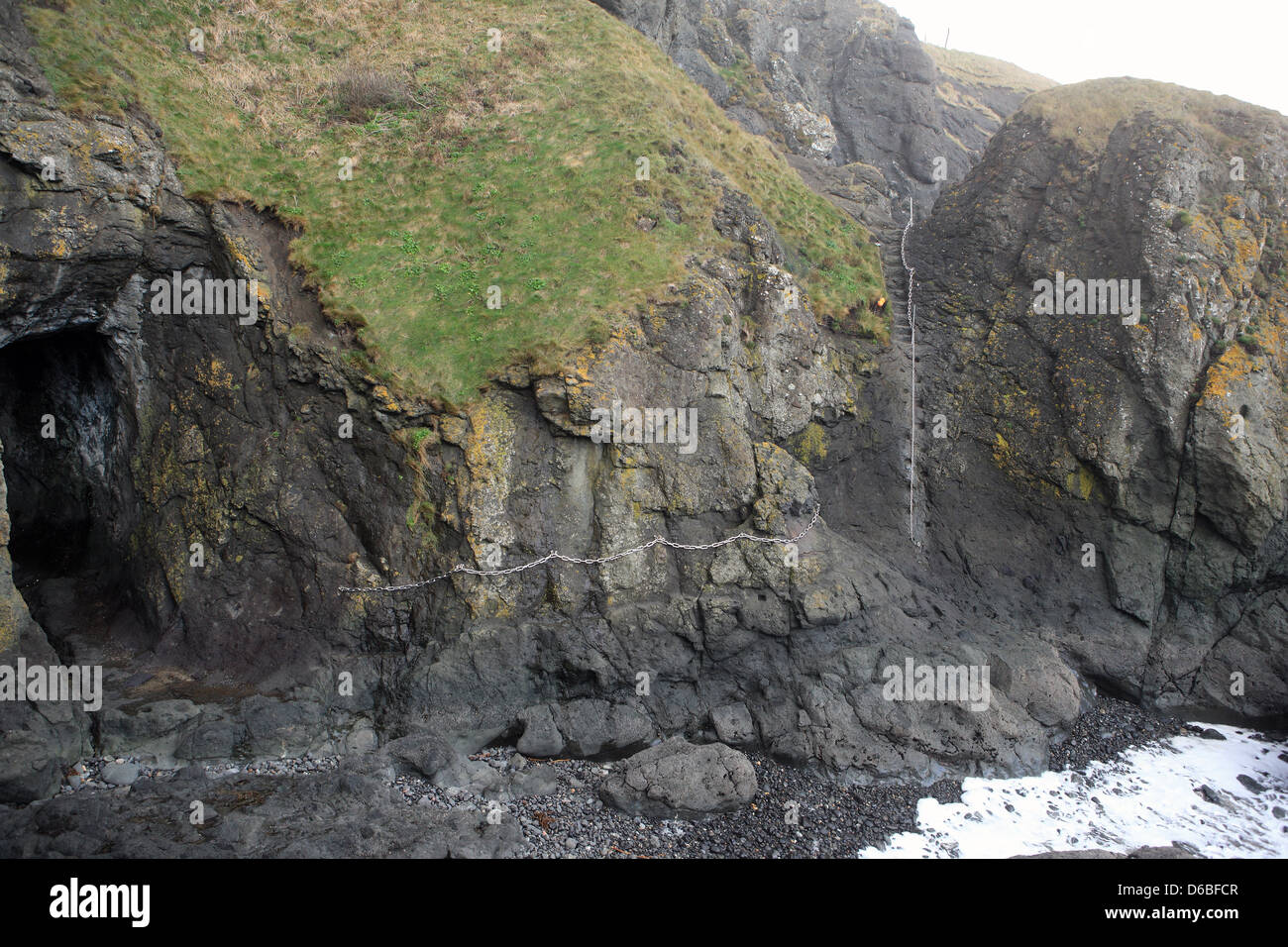 Ketten auf der Klippe Gesicht westlich von Elie in Fife Schottland in diesem Abschnitt der Felswand mit Sorgfalt zugänglich zu machen. Stockfoto