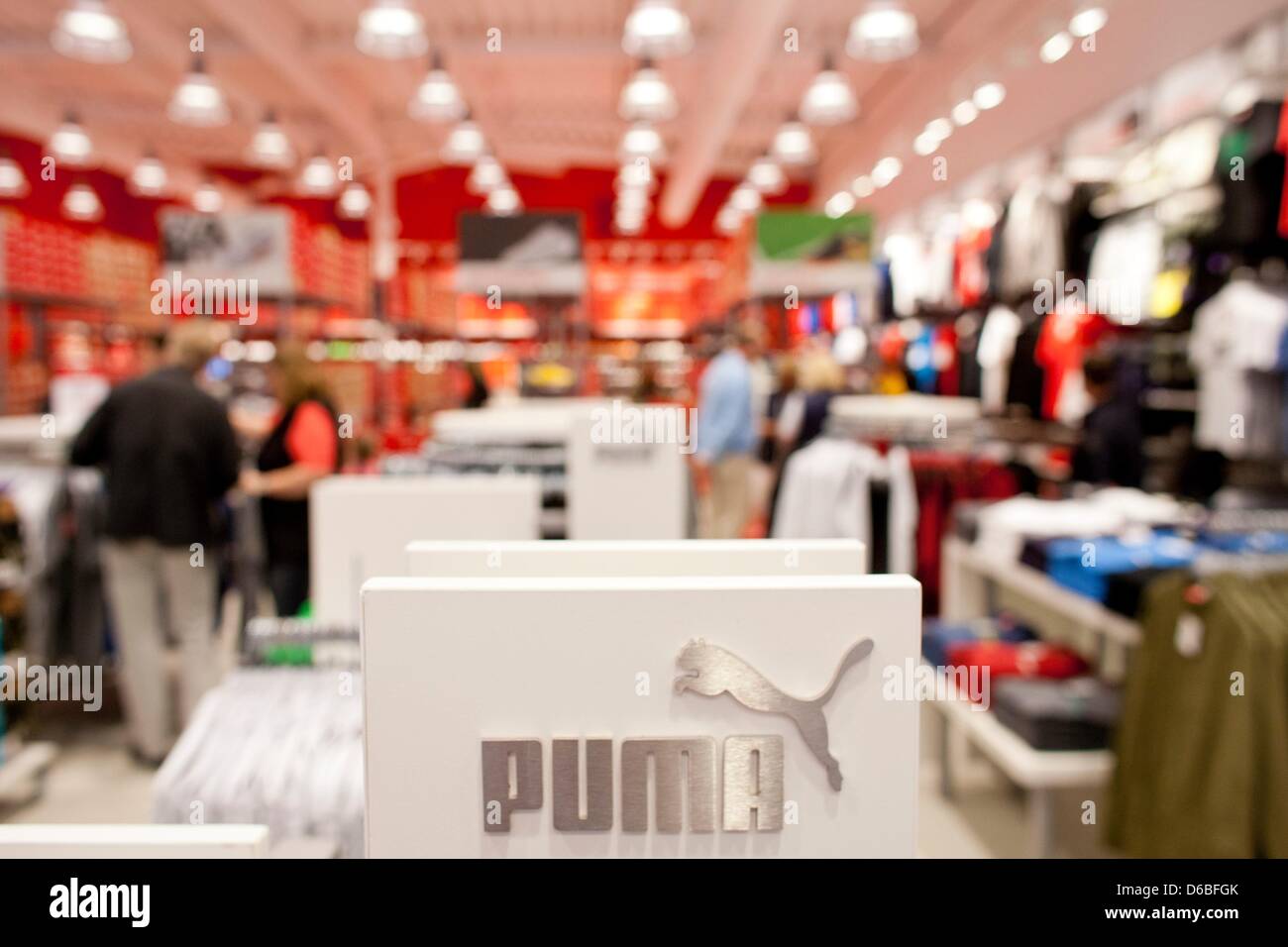 Käufer sehen Sie sich Kleidung im Shop Sportbekleidung Firma Puma bei der  FOC-Ochtrup in Ochtrup, Deutschland, 30. August 2012. Die einzige  FActory-Outlet-Center in Nort Nordrhein-Westfalen ist jetzt offen für den  Handel. Betreiber