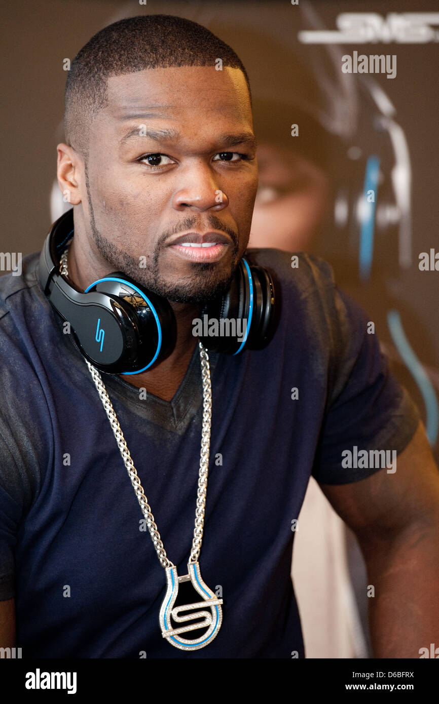 US-Rapper Curtis James Jackson III aka "50 Cent" eine Pressekonferenz anlässlich der Vorstellung des neuen Kopfhörer vom Hersteller "SMS" bei der internationalen Funk Ausstellung (IFA) 2012 in Berlin, Deutschland, 30. August 2012 gibt. IFA findet zwischen 31. August und am 5. September 2012 auf dem Messegelände unter dem Funkturm. Foto: ROBERT SCHLESINGER Stockfoto