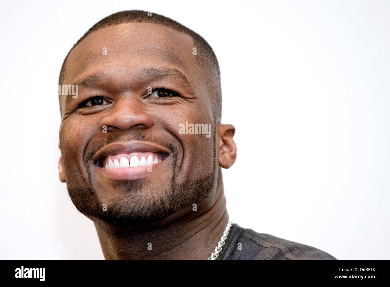 US-Rapper Curtis James Jackson III aka "50 Cent" eine Pressekonferenz anlässlich der Vorstellung des neuen Kopfhörer vom Hersteller "SMS" bei der internationalen Funk Ausstellung (IFA) 2012 in Berlin, Deutschland, 30. August 2012 gibt. IFA findet zwischen 31. August und am 5. September 2012 auf dem Messegelände unter dem Funkturm. Foto: ROBERT SCHLESINGER Stockfoto