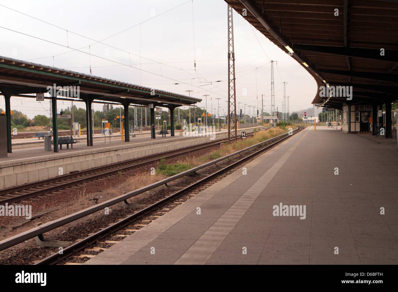 Blick auf die Oranienburg Bahnhof wegen einer kontrollierten Bombe sprengen in Oranienburg, Deutschland, 30. August 2012 geschlossen wurde. Eine Fliegerbombe wurde erfolgreich entschärft mit zweistündiger Verspätung in Oranienburg. Eine zweite Bombe soll am Abend weitergeben gestrahlt werden. Foto: Nestor Bachmann Stockfoto