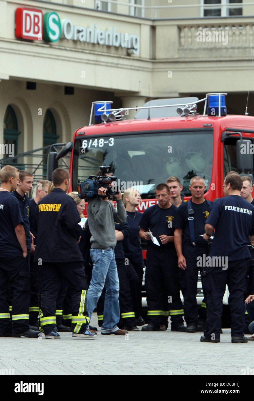 Die Feuerwehr Oranienburg versammelt am Bahnhof eine Sperrzone wegen ein Flugzeug Bombe Fund in Oranienburg, Deutschland, 30. August 2012 zu evakuieren. Eine Fliegerbombe wurde erfolgreich entschärft mit zweistündiger Verspätung in Oranienburg. Eine zweite Bombe soll am Abend weitergeben gestrahlt werden. Foto: Nestor Bachmann Stockfoto