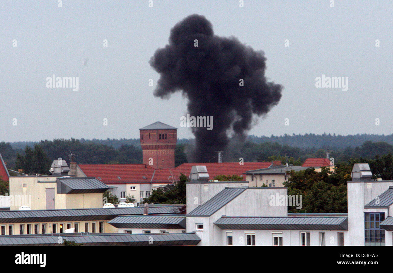 Ein Rauch Spalte Srises über den Dächern von Oranienburg, Deutschland, 30. August 2012. Eine zweite Fliegerbombe hat weitergeben in der Nähe von Oranienburg Bahnhof zur Detonation gebracht worden. Mitarbeiter der Stadtverwaltung konnte nach der Explosion nicht sagen, ob sie alle umliegenden Gebäude beschädigt war. Foto: Nestor Bachmann Stockfoto