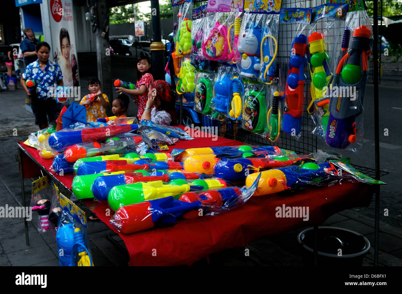 Wasserpistolen zum Verkauf während Songkran, das thailändische Neujahr. Bangkok, Thailand. Kredit: Kraig Lieb Stockfoto