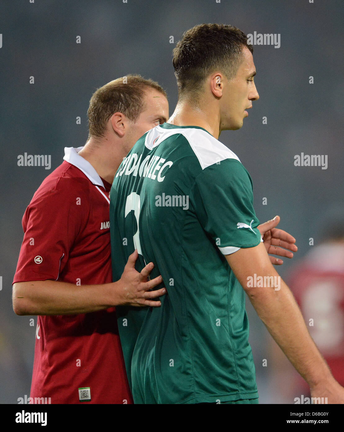 Hannovers Jan Schlaudraff (L) spricht mit Slask Tomasz Jodlowiec, nachdem die UEFA Europa League vierte Qualifikations Runde Rückspiel-match zwischen Hannover 96 Vs Slask Wroclaw in Hannover Arena Stadion in Hannover, 30. August 2012 erhielt er die rote Karte. Foto: Peter Steffen Dpa/lni Stockfoto