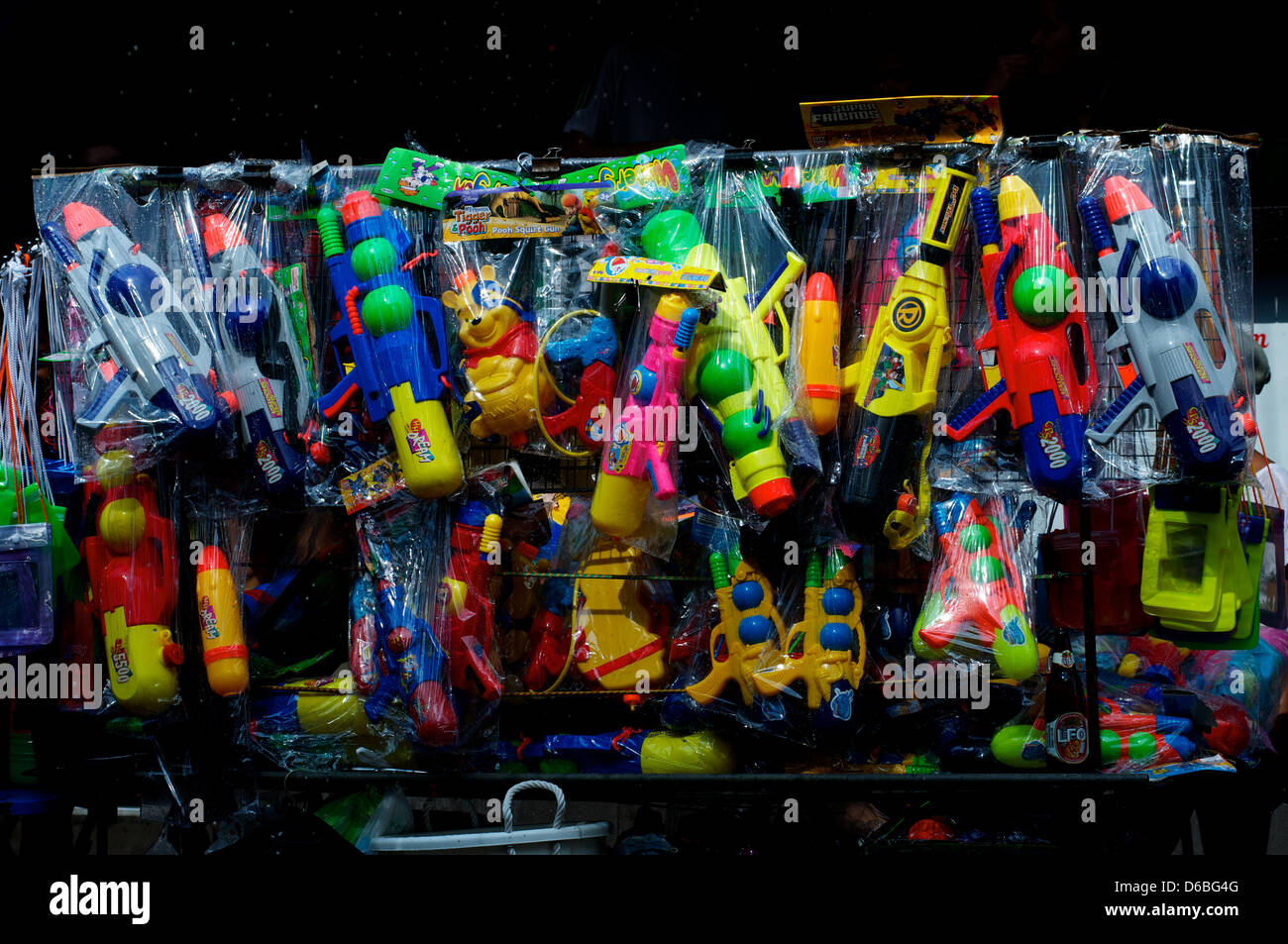 Wasserpistolen zum Verkauf während Songkran, das thailändische Neujahr. Bangkok, Thailand. Kredit: Kraig Lieb Stockfoto
