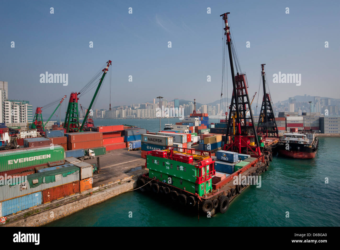 China, Hong Kong, Victoria Harbour, Container-Umschlag-Anlage in Hung Hom Stockfoto