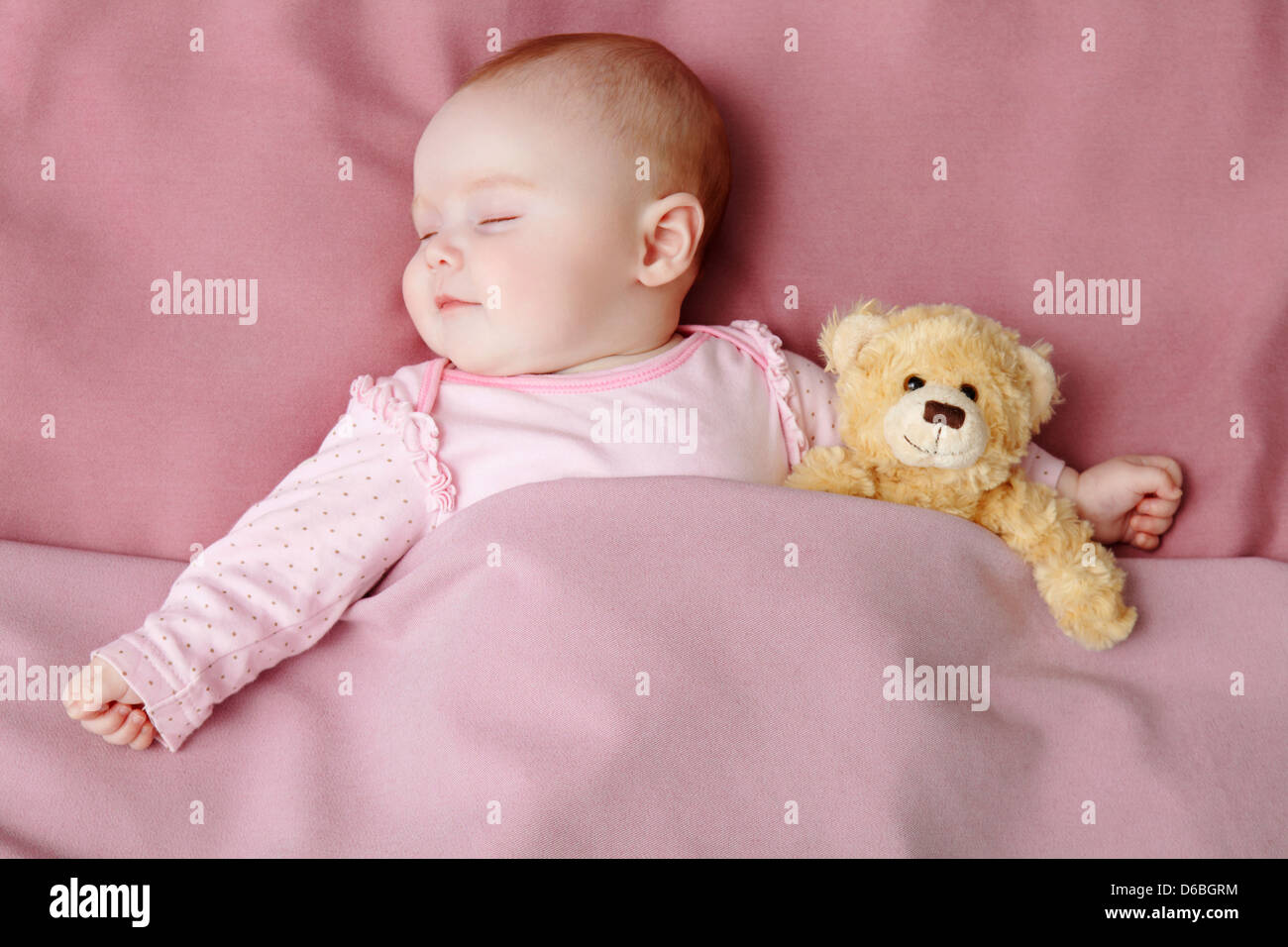 Babymädchen schlafend im Bett Stockfoto