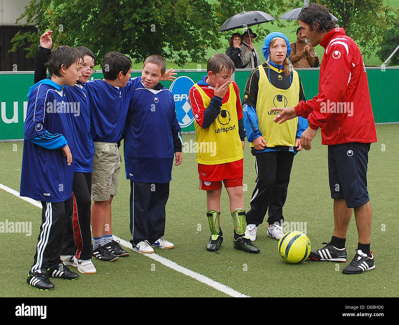 Karl-Heinz Riedle (R) steht mit Kindern in Oberstaufen, Deutschland, 31. August 2012. 18 hören und sprechen Kinder erhalten eine Woche Unterricht an der Fußballschule des ehemaligen Nationalspieler. Foto: Stefan Puchner Stockfoto