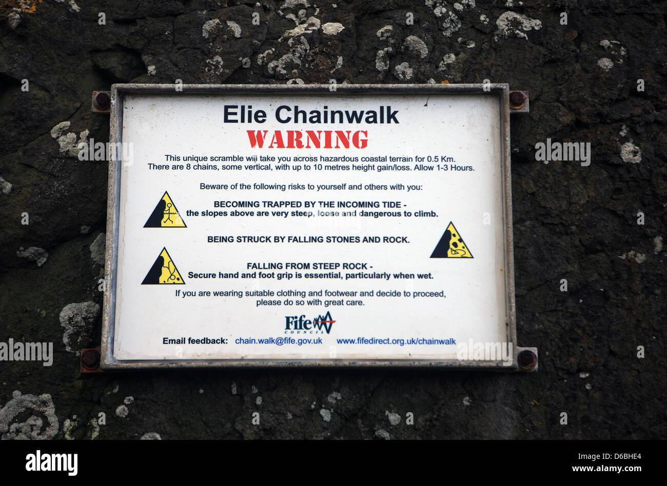 Warnschild über Elie Chainwalk und Gezeitenbedingungen Stockfoto