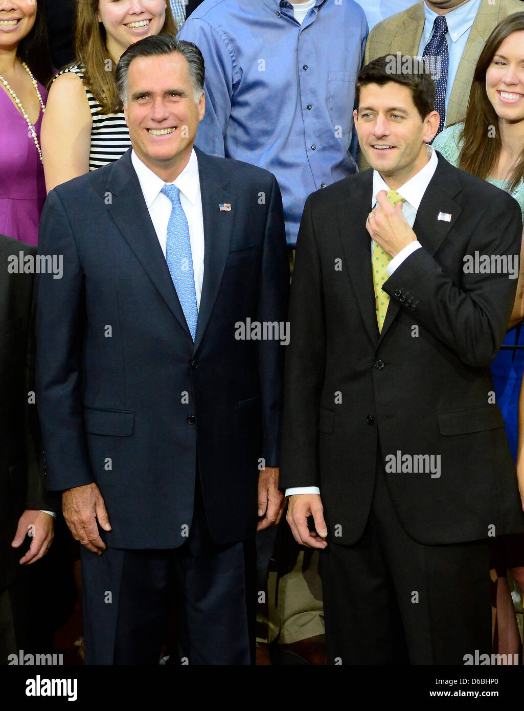 Mitt Romney, republikanische Präsidentschaftskandidat und Paul Ryan, republikanische Vize-Präsidentschaftskandidatin teilnehmen an ein Gruppenfoto mit Personal vor dem Start der heutigen Verfahren zur Republican National Convention 2012 in Tampa Bay, Florida am Donnerstag, 30. August 2012. . Bildnachweis: Ron Sachs / CNP. (Einschränkung: keine New York oder New Jersey Zeitungen oder Zeitungen in einem 75 mi Stockfoto