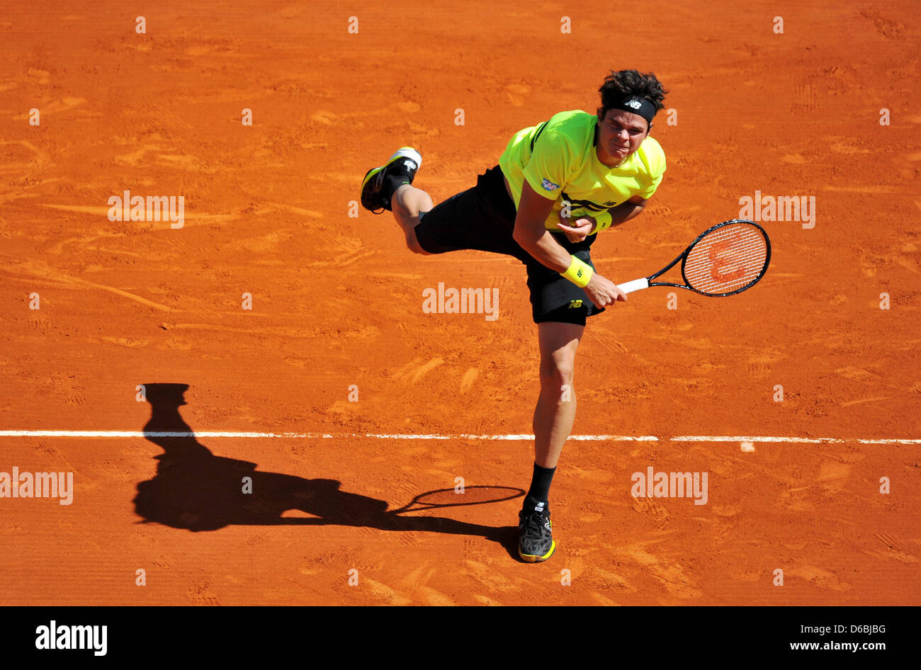 Monte Carlo, Monaco. 15. April 2013. Rolex Masters Tennis. . Zunächst dient rund - Milos Raonic.  Bild: Neal Simpson/Paul Marriott Fotografie/Alamy Live News Stockfoto