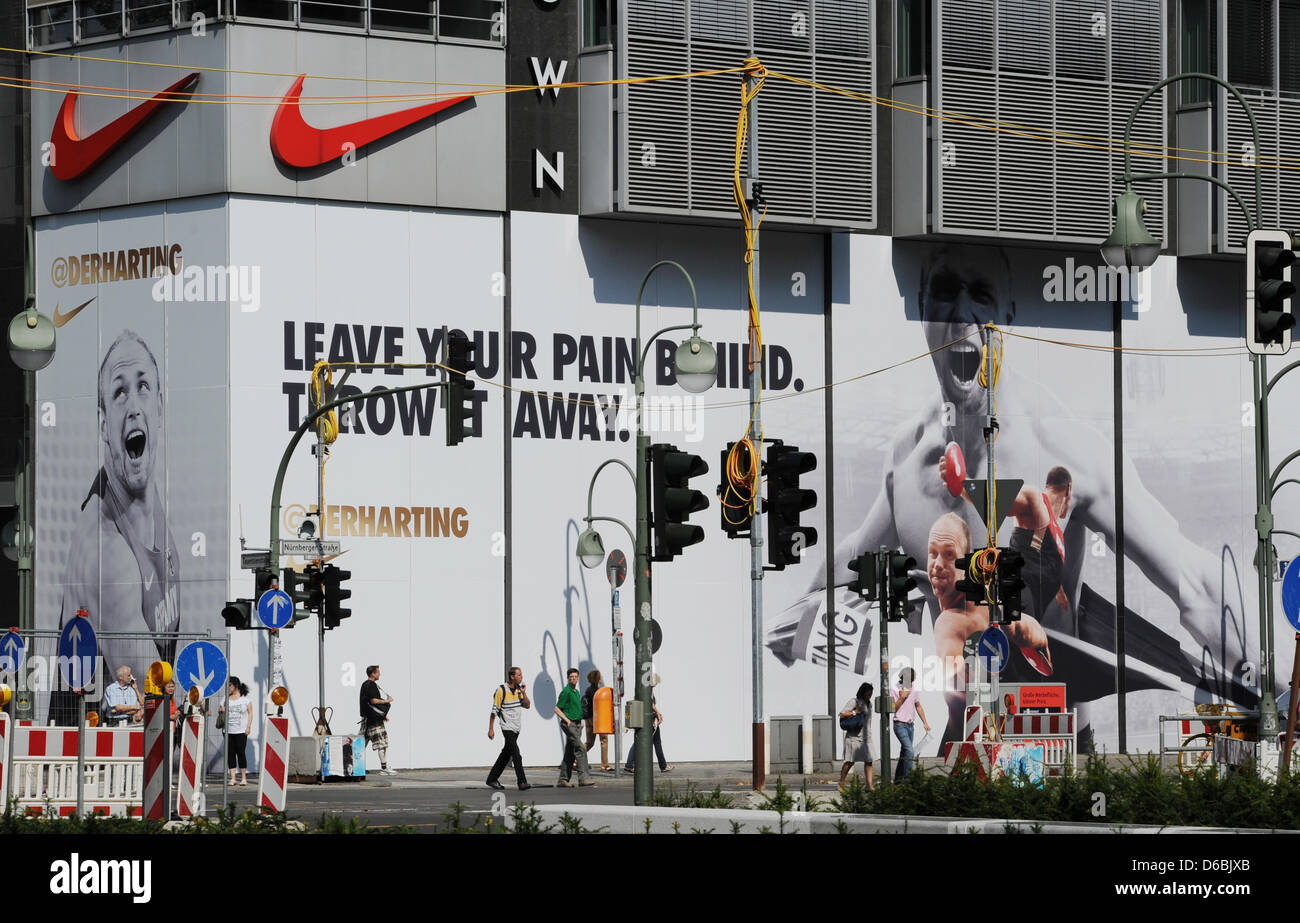 Eine Werbung Mit Deutschen Dicus Werfer Robert Harting Ist Die Fassade Des Offiziellen Nike Store In Berlin Schoneberg Deutschland 22 August 2012 Beigefugt Die Kampagne Finde Deine Grosse Werden Schachspielen Athleten Um Ihren