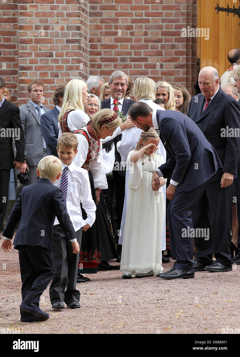 Mitgliedern der königlichen Familie verlassen die Bestätigung Service für Marius Borg Hoiby, Sohn von Kronprinzessin Mette-Marit in Asker Kirche in Asker, 2. September 2012. Foto: Albert Nieboer / Niederlande, Stockfoto