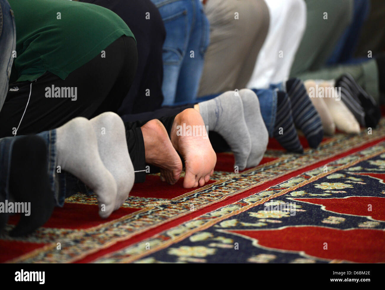 Muslime beten während des Mittag Gebets bei Bait Ul Rasheed-Moschee in Hamburg, Deutschland, 2. September 2012. Am selben Tag spendeten zahlreiche Muslime Blut während einer Blutspende-Kampagne durch das Deutsche Rote Kreuz (DRK) und die muslimischen Ahmadiya-Gemeinde. Foto: MARCUS BRANDT Stockfoto