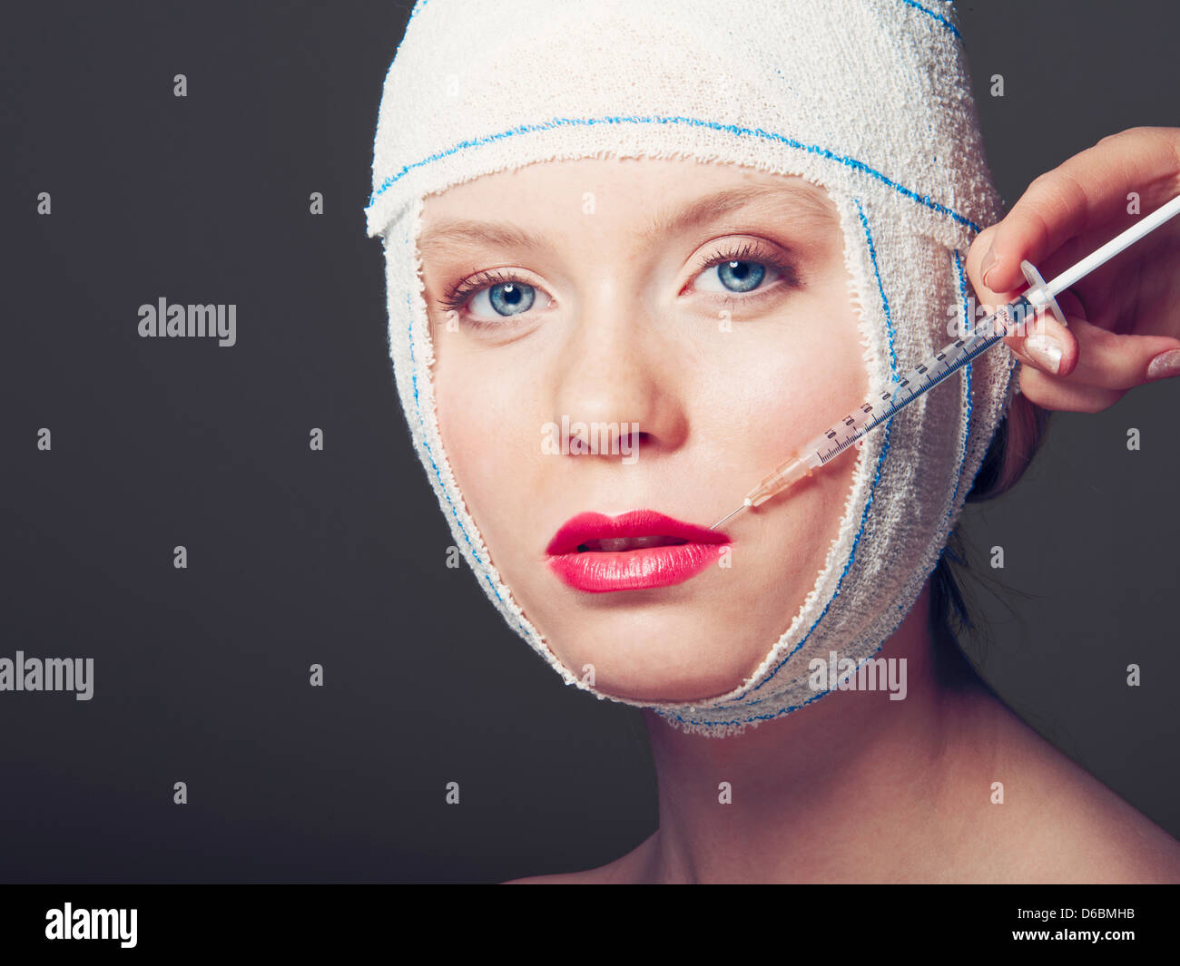 Frau in Bandagen mit Einspritzung Stockfoto