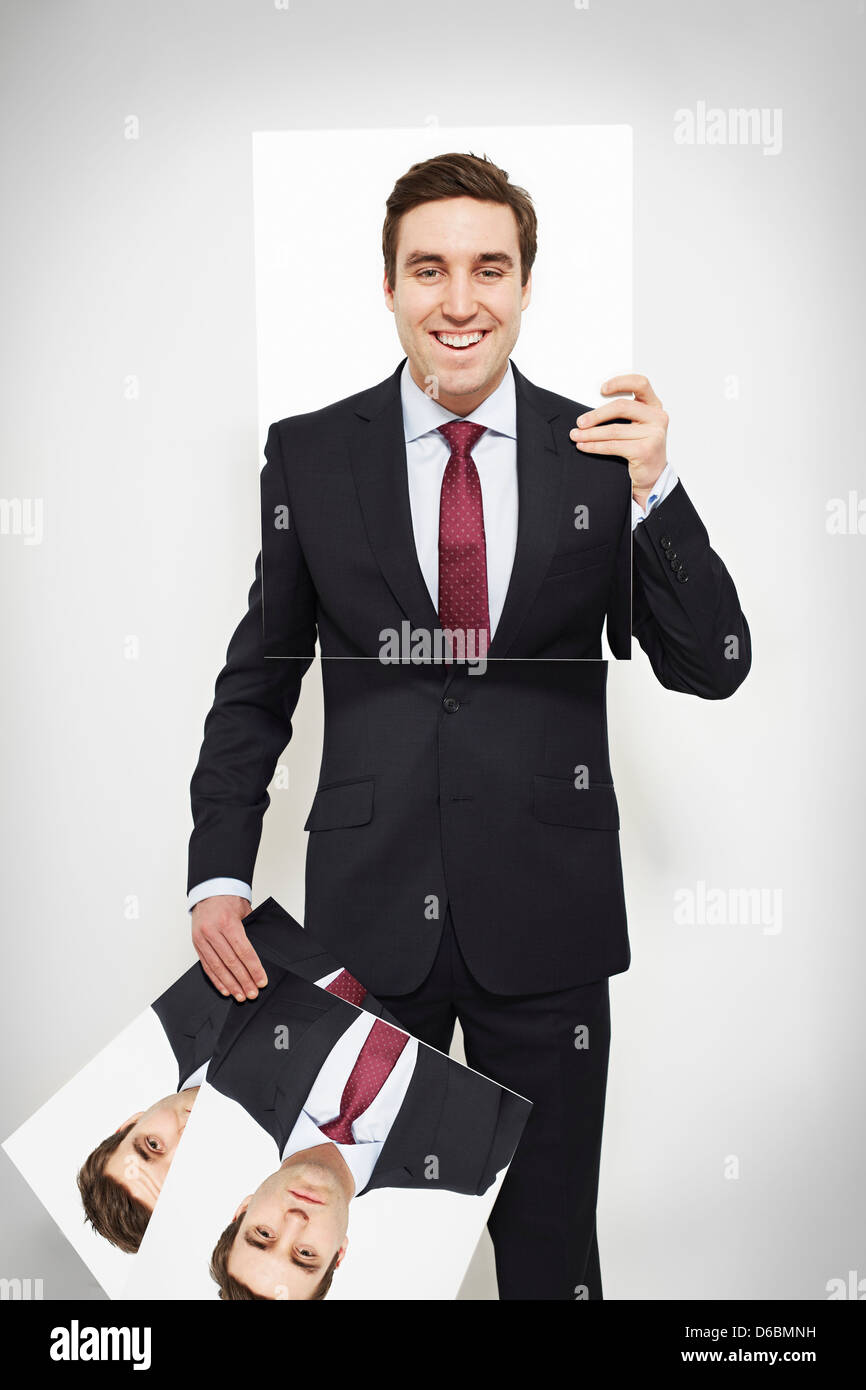 Geschäftsmann hält glücklich Bild über sein Gesicht Stockfoto
